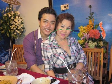 Có vẻ như đó là sở thích riêng của người phụ nữ U50 này, nhưng công dụng che đi vùng da cổ đã nhăm nhúm lại vì tuổi tác. Có vẻ như đó là sở thích riêng của người phụ nữ U50 này, nhưng công dụng che đi vùng da cổ đã nhăm nhúm lại vì tuổi tác.