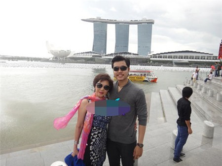 Chiếc khăn màu hồng này được Yvonne Thúy Hoàng diện lại rất nhiều lần Chiếc khăn màu hồng này được Yvonne Thúy Hoàng diện lại rất nhiều lần