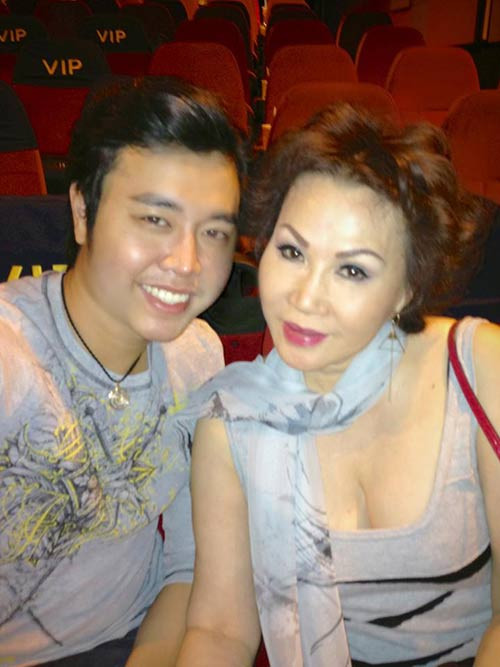 Chiếc khăn ôm sát lấy cổ đã giúp người phụ nữ u50 che đi khoảng da cổ nhăn nhúm của mình Chiếc khăn ôm sát lấy cổ đã giúp người phụ nữ u50 che đi khoảng da cổ nhăn nhúm của mình