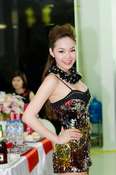 Chiếc vòng cổ to sụ trông khá thừa thãi và 'vô duyên' trong bộ trang phục biểu diễn của Minh Hằng