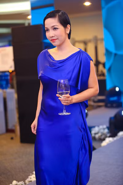 Chiếc váy xanh rộng thùng thình và phần bèo nhún đã khiến nàng 'tóc ngắn' Mỹ Linh lộ ra nhiều phần mỡ thừa và một cơ thể '3 vòng như một'
