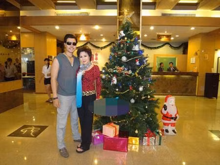 Và sau đó, hình ảnh 'bồ già tỷ phú' cùng chiếc khăn thường xuyên đã theo Vũ Hoàng Việt đi khắp mọi nơi Và sau đó, hình ảnh 'bồ già tỷ phú' cùng chiếc khăn thường xuyên đã theo Vũ Hoàng Việt đi khắp mọi nơi