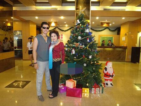 Và sau đó, hình ảnh 'bồ già tỷ phú' cùng chiếc khăn thường xuyên đã theo Vũ Hoàng Việt đi khắp mọi nơi Và sau đó, hình ảnh 'bồ già tỷ phú' cùng chiếc khăn thường xuyên đã theo Vũ Hoàng Việt đi khắp mọi nơi