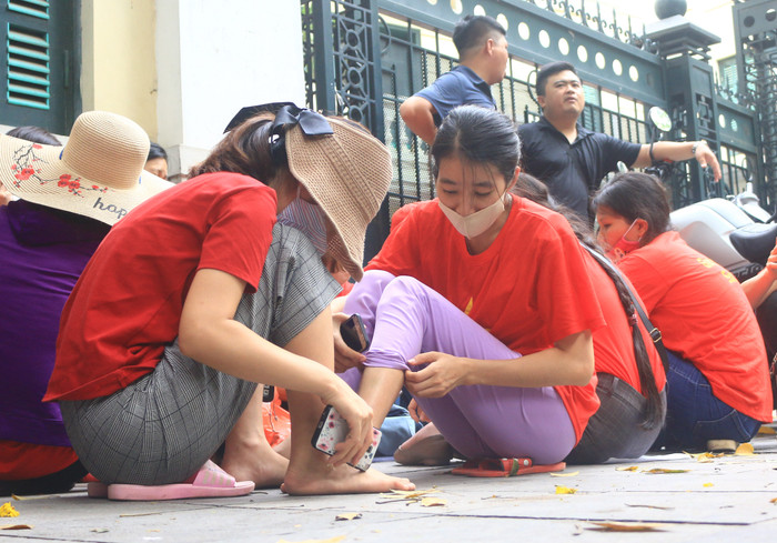 Giáo viên hợp đồng Hà Nội mỏi mòn chờ một kết quả thấu tình, đạt lý (Ảnh:Đức Minh) Giáo viên hợp đồng Hà Nội mỏi mòn chờ một kết quả thấu tình, đạt lý (Ảnh:Đức Minh)