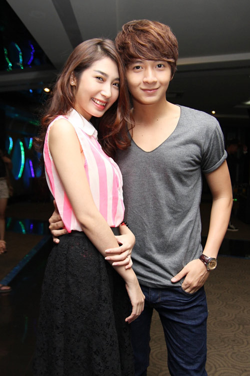 3. Khổng Tú Quỳnh - Ngô Kiến Huy Trẻ trung, năng động và vẫn hợp mốt là những gì có thể cảm nhận được trong phong cách thời trang của cặp đôi này. Ở những sự kiện không cần ăn mặc quá lịch sự, Ngô Kiến Huy thường mặc áo pull/ sơ mi cùng quần jeans. Còn Khổng Tú Quỳnh lại duyên dáng, gợi cảm với những xu hướng thời trang hot 3. Khổng Tú Quỳnh - Ngô Kiến Huy Trẻ trung, năng động và vẫn hợp mốt là những gì có thể cảm nhận được trong phong cách thời trang của cặp đôi này. Ở những sự kiện không cần ăn mặc quá lịch sự, Ngô Kiến Huy thường mặc áo pull/ sơ mi cùng quần jeans. Còn Khổng Tú Quỳnh lại duyên dáng, gợi cảm với những xu hướng thời trang hot