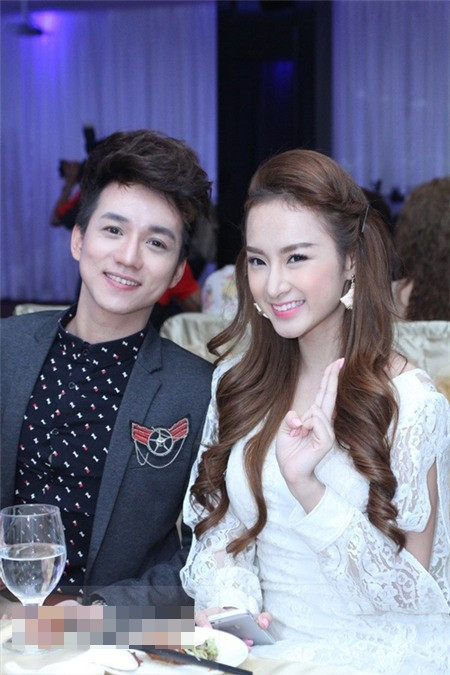 Một lần nữa, mái tóc xoăn lọn bồng bềnh đã trở thành điểm sáng thu hút khi ôm trọn gương mặt thanh tú của Angela Phương Trinh. Cô nàng cũng không đi theo lối mòn trang điểm đậm mà chỉ nhẹ nhàng với tông hồng ngọt ngào, từ màu son cho đến màu nail.