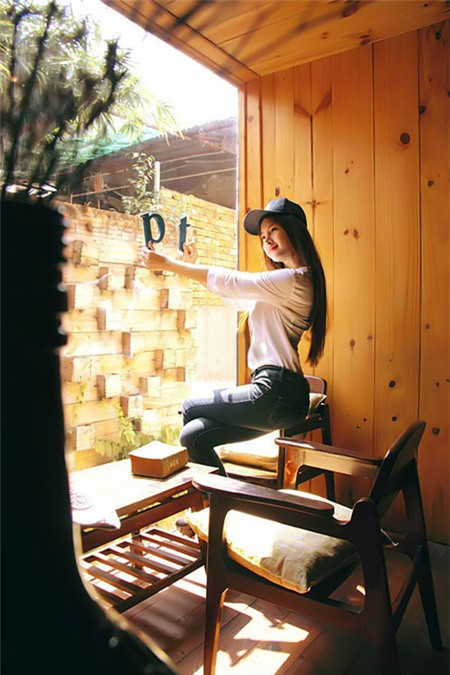 Nhưng qua đó, Angela Phương Trinh vẫn khoe khéo được vóc dáng chuẩn và vẻ đẹp tràn đầy sức sống ở tuổi 18.