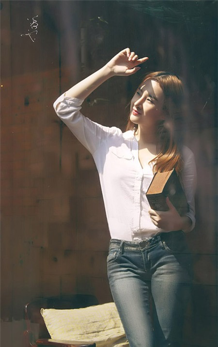 Cô nàng tự tin khoe sắc với khuôn mặt trang điểm nhẹ nhàng, tự nhiên, trang phục đơn giản chỉ với sơmi và quần jeans.