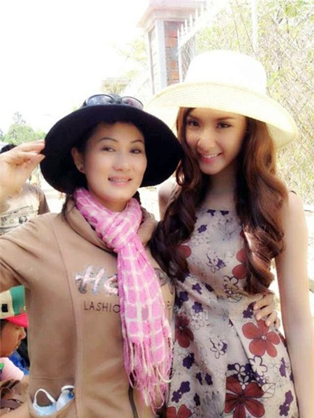 "Tỏa sáng" trong ánh nắng dịu nhẹ của mùa xuân với mái tóc xoăn lọn, chiếc mũ rộng vành duyên dáng và váy họa tiết hoa nhã nhặn.