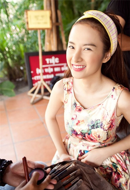 Tươi tắn và tràn đầy sức sống trong mẫu váy hoa sặc sỡ - một trong những item biểu trưng của sự tươi trẻ và mùa xuân.