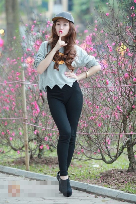 Cực "xì tin" ở tuổi 18 với crop-top in hình batman phối cùng tregging và ankle boots đinh tán. Có vẻ như cô nàng cũng đang theo dõi sát sao và liên tục cập nhật những xu hướng nổi bật trong giới trẻ.