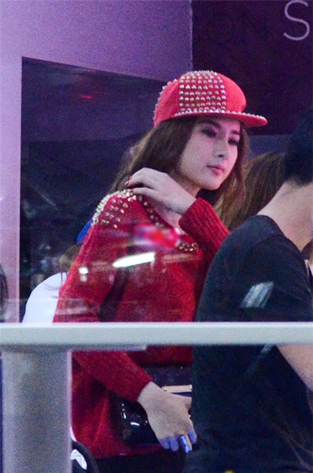 Chẳng hạn như mix ton-sur-ton mũ snapback với áo len đỏ, cả hai đều được nạm đinh cực "chất". Lối trang điểm cũng nhẹ nhàng, tự nhiên.