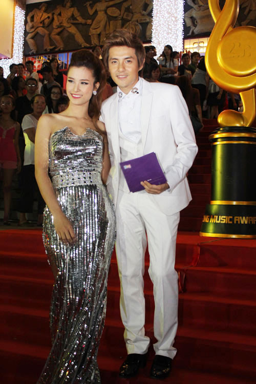 2. Đông Nhi - Ông Cao Thắng Tình cảm của cặp đôi này phát sinh khi cả hai cùng tham gia làm MC cho một chương trình ca nhạc năm 2009. Đông Nhi và Ông Cao Thắng yêu nhau đã được 4 năm và nhận được sự ngưỡng mộ từ công chúng. Đôi uyên ương cũng xây dựng một hình ảnh đẹp trong mắt người hâm mộ bằng phong cách thời trang. 2. Đông Nhi - Ông Cao Thắng Tình cảm của cặp đôi này phát sinh khi cả hai cùng tham gia làm MC cho một chương trình ca nhạc năm 2009. Đông Nhi và Ông Cao Thắng yêu nhau đã được 4 năm và nhận được sự ngưỡng mộ từ công chúng. Đôi uyên ương cũng xây dựng một hình ảnh đẹp trong mắt người hâm mộ bằng phong cách thời trang.