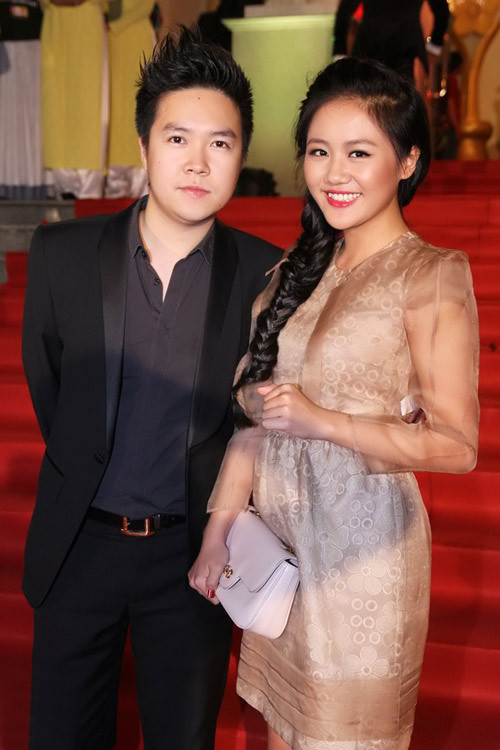 1. Lê Hiếu - Văn Mai Hương Vào Sài Gòn lập nghiệp chưa được bao lâu, nữ ca sĩ của cuộc thi Vietnam Idol đã xuất hiện tin đồn với "công tử hát tình ca" Lê Hiếu. Lúc đầu, nhiều người nghĩ rằng đây là một chiêu trò nhằm PR bản thân của cặp đôi. Tuy nhiên, theo thời gian, cả hai đã chứng mình cho mọi người thấy họ đến với nhau bằng tình cảm chân thành. Không chỉ ăn ý trong cuộc sống, Lê Hiếu và Văn Mai Hương còn có thời trang khá "hợp rơ" với nhau. Chính vì thế, mỗi khi xuất hiện cùng nhau, cặp đôi luôn gây chú ý. 1. Lê Hiếu - Văn Mai Hương Vào Sài Gòn lập nghiệp chưa được bao lâu, nữ ca sĩ của cuộc thi Vietnam Idol đã xuất hiện tin đồn với "công tử hát tình ca" Lê Hiếu. Lúc đầu, nhiều người nghĩ rằng đây là một chiêu trò nhằm PR bản thân của cặp đôi. Tuy nhiên, theo thời gian, cả hai đã chứng mình cho mọi người thấy họ đến với nhau bằng tình cảm chân thành. Không chỉ ăn ý trong cuộc sống, Lê Hiếu và Văn Mai Hương còn có thời trang khá "hợp rơ" với nhau. Chính vì thế, mỗi khi xuất hiện cùng nhau, cặp đôi luôn gây chú ý.