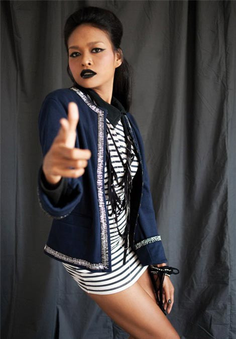 Độc đáo với son môi màu đen. Độc đáo với son môi màu đen.