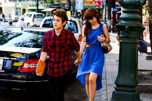 Cả hai đều có sự ăn ý trong thời trang. Khi đi dạo phố, Ông Cao Thắng khỏe khoắn với áo sơ mi kẻ, quần jeans, còn Đông Nhi trẻ trung với váy mullet Cả hai đều có sự ăn ý trong thời trang. Khi đi dạo phố, Ông Cao Thắng khỏe khoắn với áo sơ mi kẻ, quần jeans, còn Đông Nhi trẻ trung với váy mullet