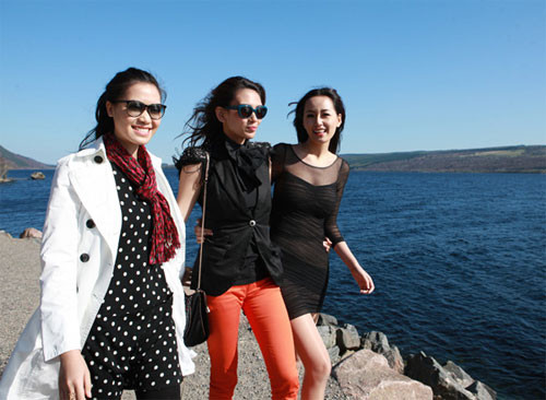 Hoa hậu Thùy Dung, Mai Phương Thúy và Á hậu Hoàng Yến quyến rũ trong khung cảnh thanh bình của hồ Loch Ness, Scotland. Hoa hậu Thùy Dung, Mai Phương Thúy và Á hậu Hoàng Yến quyến rũ trong khung cảnh thanh bình của hồ Loch Ness, Scotland.