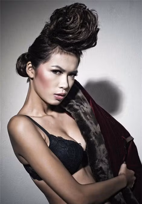 Làn da nâu luôn đi cùng kiểu tóc, tông trang điểm ấn tượng. Làn da nâu luôn đi cùng kiểu tóc, tông trang điểm ấn tượng.