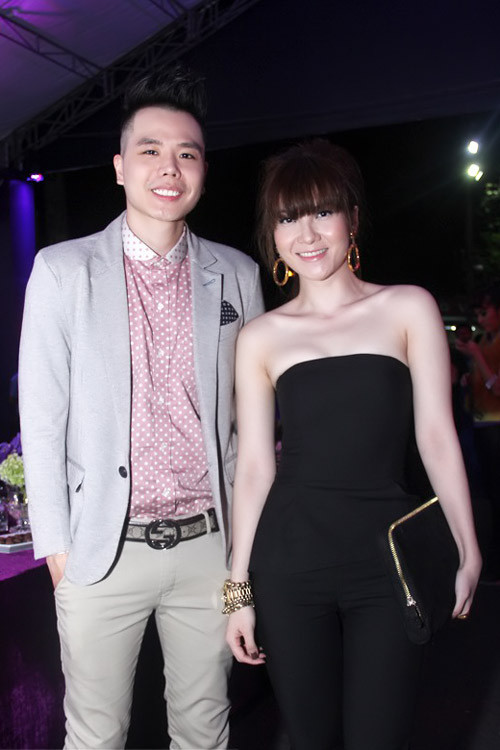 4. Trịnh Thăng Bình - Yến Nhi Yêu nhau khá lâu nhưng mãi mới đây, trịnh Thanh Bình và Yến Nhi mới công khai tình cảm. Từ đó, cặp đôi thường xuyên xuất hiện cùng nhau tại các sự kiện giải trí với những trang phục không chê vào đâu được. Một Yến Nhi luôn sexy, gợi cảm thật đẹp đôi bên Trinh Thăng Bình luôn chỉn chu với áo sơ mi được là phẳng phiu. 4. Trịnh Thăng Bình - Yến Nhi Yêu nhau khá lâu nhưng mãi mới đây, trịnh Thanh Bình và Yến Nhi mới công khai tình cảm. Từ đó, cặp đôi thường xuyên xuất hiện cùng nhau tại các sự kiện giải trí với những trang phục không chê vào đâu được. Một Yến Nhi luôn sexy, gợi cảm thật đẹp đôi bên Trinh Thăng Bình luôn chỉn chu với áo sơ mi được là phẳng phiu.