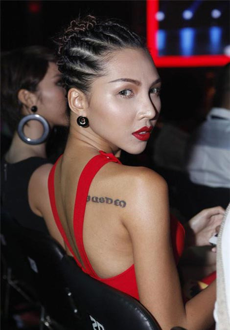 Cô từng đạt giải đồng Siêu mẫu 2008. Cô từng đạt giải đồng Siêu mẫu 2008.