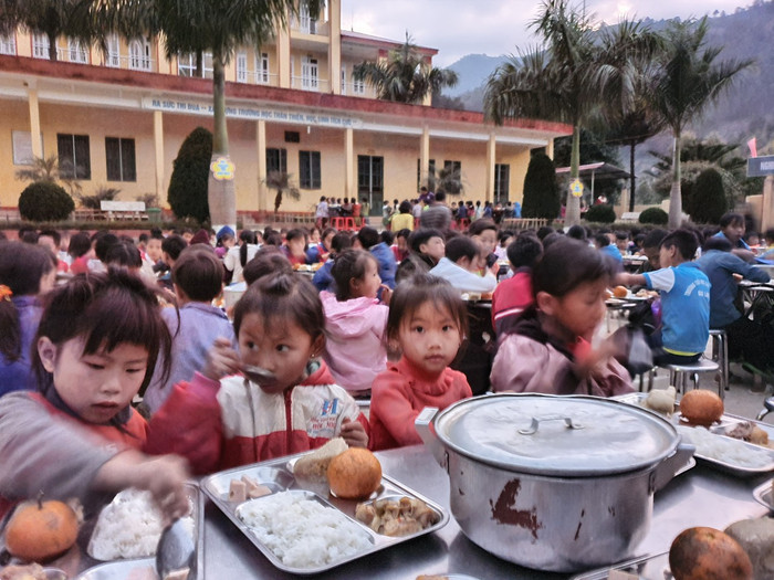 Chủ động bữa ăn sạch và dinh dưỡng cho học sinh (Ảnh: Duy Tiến)