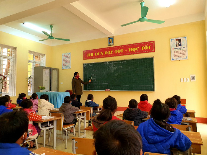 Những ngày này giáo viên phải làm gấp 2-3 lần công việc nhưng họ luôn cảm thấy vui vẻ (Ảnh: Duy Tiến)