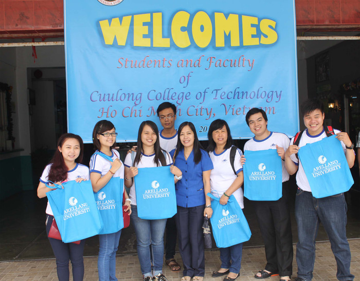 Sinh viên Trường Cửu Long tại Đại học Arellano.
