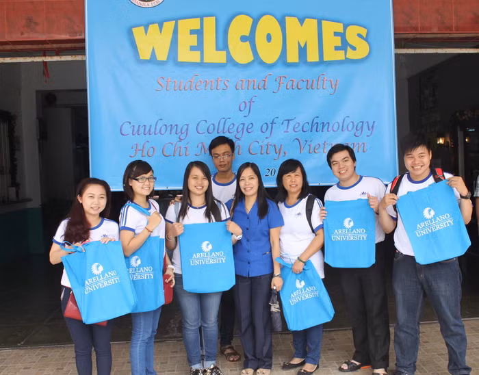 Sinh viên Trường Cửu Long tại Đại học Arellano.