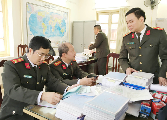 Lãnh đạo Phòng PA84 kiểm tra tang vật thu được trong chuyên án Lãnh đạo Phòng PA84 kiểm tra tang vật thu được trong chuyên án
