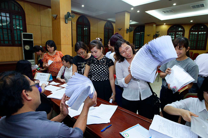 Các thủ tục làm hồ sơ cán bộ, công chức, viên chức còn nhiều vấn đề cần cải cách. (Ảnh mang tính minh họa, nguồn: Tuoitre.vn) Các thủ tục làm hồ sơ cán bộ, công chức, viên chức còn nhiều vấn đề cần cải cách. (Ảnh mang tính minh họa, nguồn: Tuoitre.vn)