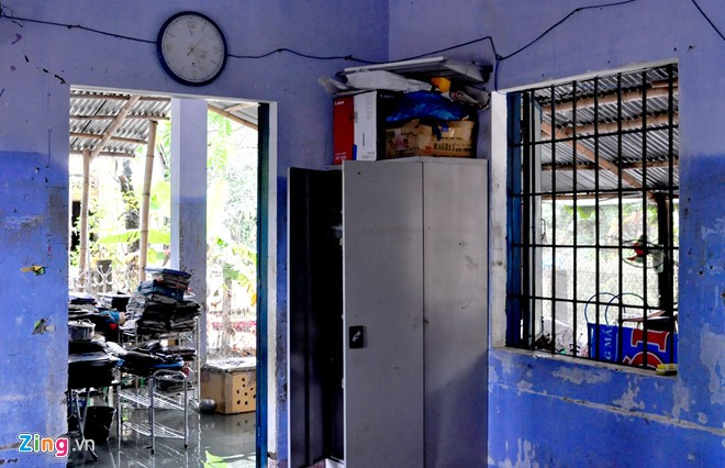 Cửa sổ, tủ hồ sơ nơi các cô giáo cùng 15 học sinh bám trụ chống chọi nước lũ. (Ảnh: News.zing.vn) Cửa sổ, tủ hồ sơ nơi các cô giáo cùng 15 học sinh bám trụ chống chọi nước lũ. (Ảnh: News.zing.vn)