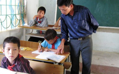 Các thầy cô giáo nỗ lực kèm cặp những mong học sinh sẽ tiến bộ. (Ảnh minh hoa, nguồn: zing.vn) Các thầy cô giáo nỗ lực kèm cặp những mong học sinh sẽ tiến bộ. (Ảnh minh hoa, nguồn: zing.vn)