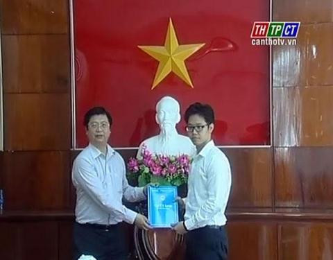 Ông Vũ Minh Hoàng (phải) thời điểm được bổ nhiệm giữ chức Phó Giám đốc Trung tâm xúc tiến đầu tư - thương mại và hội chợ triển lãm Cần Thơ. (Ảnh: baodatviet.vn) Ông Vũ Minh Hoàng (phải) thời điểm được bổ nhiệm giữ chức Phó Giám đốc Trung tâm xúc tiến đầu tư - thương mại và hội chợ triển lãm Cần Thơ. (Ảnh: baodatviet.vn)