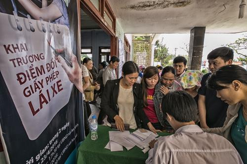 Bộ Giao thông vận tải không bắt buộc đổi giấy phép lái xe sang vật liệu nhựa. (Ảnh: cand.com.vn) Bộ Giao thông vận tải không bắt buộc đổi giấy phép lái xe sang vật liệu nhựa. (Ảnh: cand.com.vn)