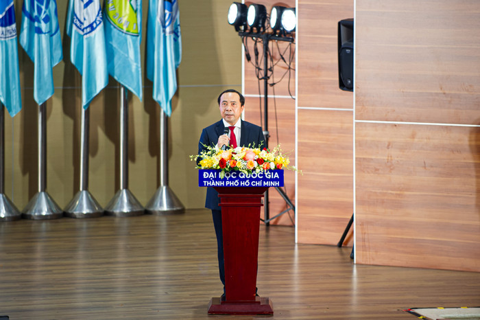 Phó Giáo sư Vũ Hải Quân - Giám đốc Đại học Quốc gia Thành phố Hồ Chí Minh phát biểu chào mừng Thủ tướng Chính phủ đến tham dự Lễ khai khóa (ảnh: CTV) Phó Giáo sư Vũ Hải Quân - Giám đốc Đại học Quốc gia Thành phố Hồ Chí Minh phát biểu chào mừng Thủ tướng Chính phủ đến tham dự Lễ khai khóa (ảnh: CTV)