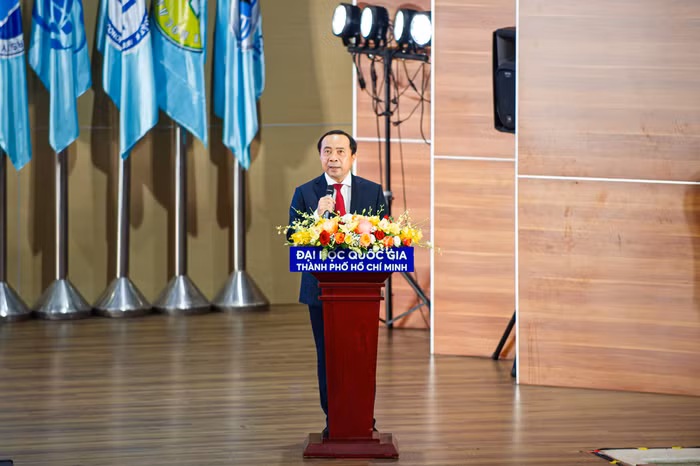 Phó Giáo sư Vũ Hải Quân - Giám đốc Đại học Quốc gia Thành phố Hồ Chí Minh phát biểu chào mừng Thủ tướng Chính phủ đến tham dự Lễ khai khóa (ảnh: CTV)