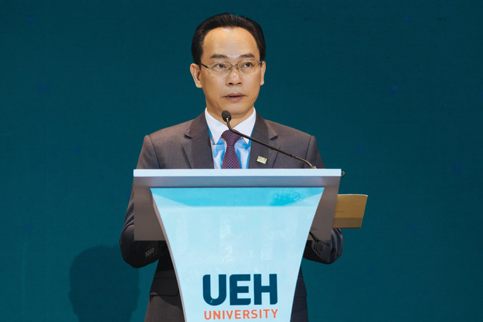 Thứ trưởng Bộ Giáo dục và Đào tạo Hoàng Minh Sơn phát biểu tại buổi lễ (ảnh: UEH)