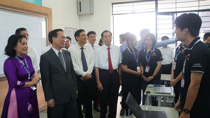 Chủ tịch nước thăm sinh viên khoa Báo chí và Truyền thông của nhà trường (ảnh: V.D) Chủ tịch nước thăm sinh viên khoa Báo chí và Truyền thông của nhà trường (ảnh: V.D)