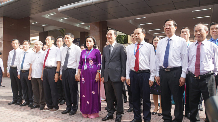 Chủ tịch nước Võ Văn Thưởng và các đại biểu tham dự thực hiện nghi thức dâng hoa (ảnh: V.D) Chủ tịch nước Võ Văn Thưởng và các đại biểu tham dự thực hiện nghi thức dâng hoa (ảnh: V.D)