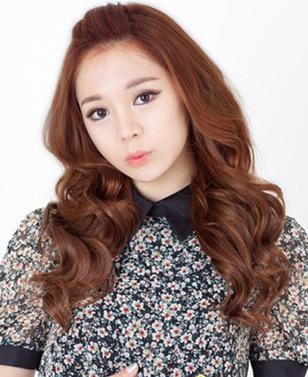 Hãy xem cô nàng xinh xắn này biến tấu với mái tóc xoăn nhẹ nhàng của mình nhé. Hãy xem cô nàng xinh xắn này biến tấu với mái tóc xoăn nhẹ nhàng của mình nhé.