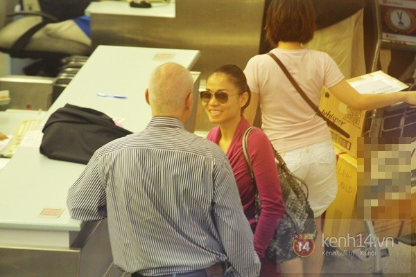 Cả hai chuyện trò vui vẻ. Cả hai chuyện trò vui vẻ.