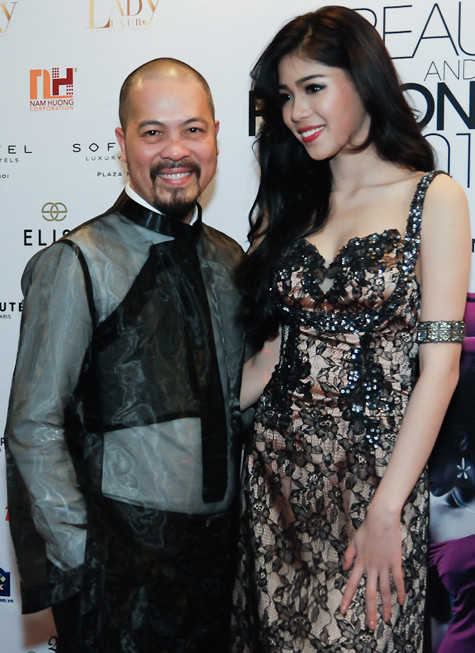 Đức Hùng sánh đôi bên Hoa hậu biển Nguyễn Thị Loan.