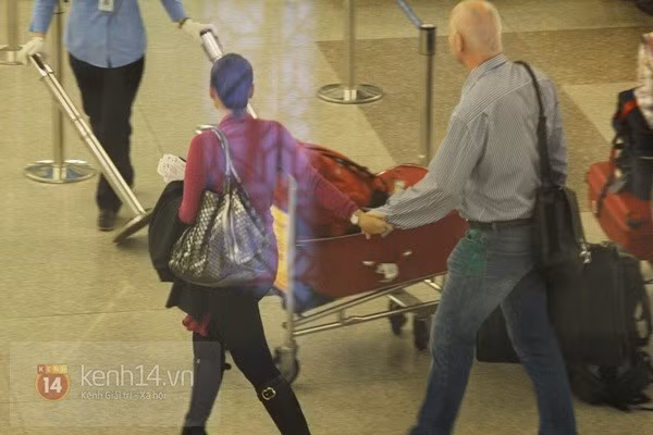 Như thường lệ, chồng Tây luôn thể hiện sự ga-lăng xách đồ nặng cho Thu Minh Như thường lệ, chồng Tây luôn thể hiện sự ga-lăng xách đồ nặng cho Thu Minh