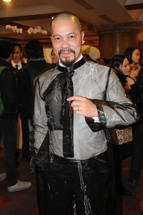 Nhà thiết kế Đức Hùng với chiếc áo dài cách tân lạ mắt.