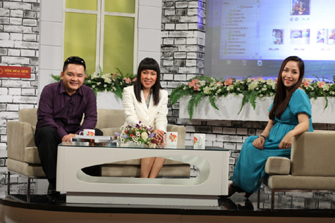 Ngoài ra cô còn gặp gỡ bà Chu Thị Hồng Anh – tác giả của cuốn sách Ăn Vặt Sài Gòn cùng đầu bếp Võ Quốc để nói về văn hóa ăn vặt của người Sài Gòn – nguyên nhân hình thành nên cuốn sách.