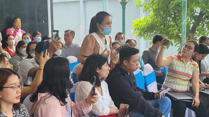 Một phụ huynh phát biểu tại buổi làm việc với Apax Leaders (ảnh: P.L) Một phụ huynh phát biểu tại buổi làm việc với Apax Leaders (ảnh: P.L)