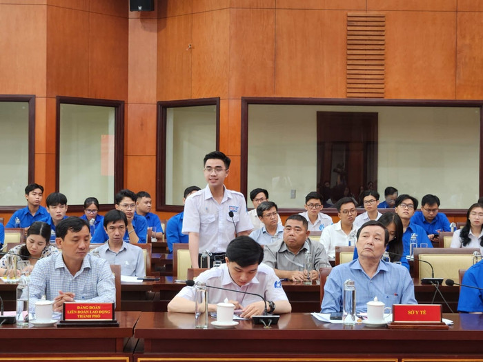 Sinh viên Võ Lập Phúc phát biểu tại buổi gặp gỡ (ảnh: P.L)