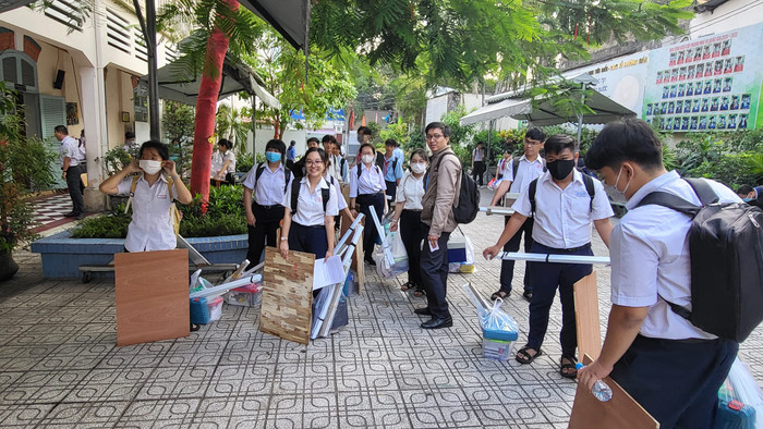 Học sinh dự thi môn Công nghệ nên có rất nhiều thiết bị, dụng cụ mang kèm theo (ảnh: P.L) Học sinh dự thi môn Công nghệ nên có rất nhiều thiết bị, dụng cụ mang kèm theo (ảnh: P.L)