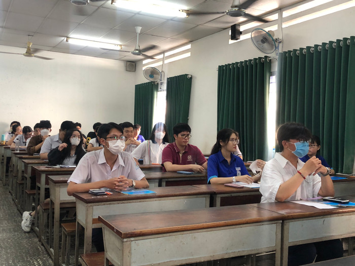 Thí sinh thi Đánh giá năng lực đợt 1 tại điểm thi Trường Đại học Khoa học Tự nhiên (ảnh: L.P) Thí sinh thi Đánh giá năng lực đợt 1 tại điểm thi Trường Đại học Khoa học Tự nhiên (ảnh: L.P)