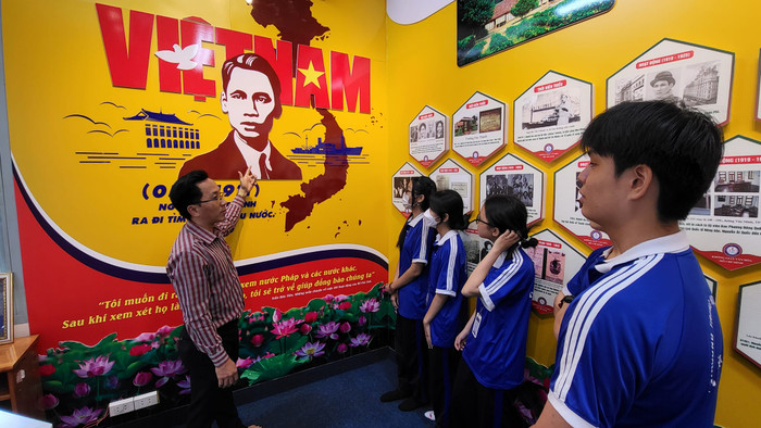 Thầy Phạm Văn Cường - Phó Hiệu trưởng hướng dẫn học sinh tìm hiểu tại không gian văn hóa Hồ Chí Minh (ảnh: P.L)